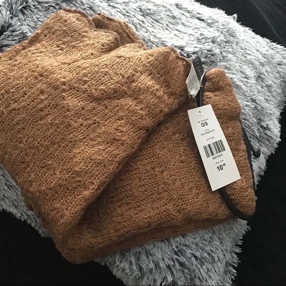 New scarf never worn - Picture 13 of 15